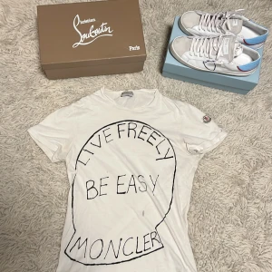 Moncler t-shirt - Tja säljer nu denna skitsnygga moncler t-shirt med en unik och snygg design. Storlek s men passar även xs. Skicket är bra förutom några mindre fläckar och pyttelitet hål men inget som märks vid användning. Köpt här på plick utan kvitto. Skriv!