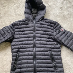 Colmar jacka - Hej säljer nu en fin colmar jacka Perfekt jacka nu inför hösten. Har bara använt den få gånger då jag tycker den sitter för tajt. Nypriset är runt 4000kr .De är storlek 50 som motsvarar M Billigare vid snabb och smidig affär