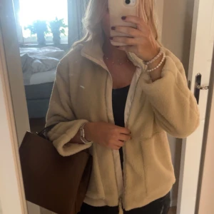 Merley Stockholm teddyjacka  - jättefin teddyjacka men lite liten på mig så därför sitter den lite konstigt 💕💕 Pris kan diskuteras  Nypris är 1250 om jag inte minns fel 