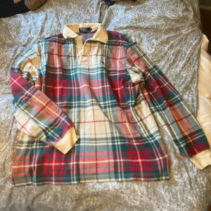 Tröja med krage Ralph Lauren - Säljer den här fina retro Ralph Lauren tröjan. Skönt material i bra kvalitet. Den är storlek M och är oversize. 