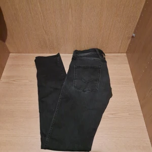 Replay anbass - Säljer dessa snygga replay jeans i modell anbass. Bra skick, i strl w31 L34. Säljs p.ga jag inte behöver de längre. Färg svart, och om det finns någonting du undrar över, fråga gärna mig!