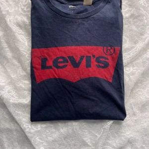Levi’s t-shirt mörkblå - Tröjan har inga skador eller fläckar, bara lite skrynklig av att ha legat i lådan ett tag.