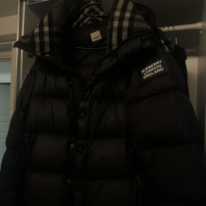 Burberry jacka med avtagbara ärmar strl S - Litet hål inne i jackan som inte syns när den är på. Köpt på NK Kvitto saknas Nypris 14 000:-