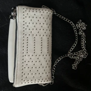 Väska - Säljer en super söt handväska ifrån zalando💗Knappast använd! Gott skick😻