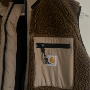 Carhartt fleeceväst - Hej! Säljer denna sjukt snygga fleece västen från carhartt i storlek XS. Sjukt snygg och har en unik brun färg. Väldigt bra skick, nästan aldrig använd. Skriv för fler frågor. Pris inte hugget i sten. 