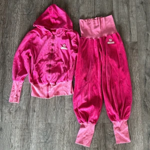 Sobea  - Fint sett från Sobea. Ceriserosa/babyrosa. Fin i färgerna, lite tvättpåverkad, finns noppror. Säljer det billigt, kostar över 1000kr nytt