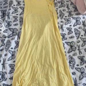 Klänning gina tricot - Säljer billigt för att rensar ut kläder, lite nopprig upptill men man kan ta bort det.