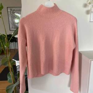 Jättefin tröja från & Other Stories XS Rosa!  Fint skick  Halv polo  Bred 54 L 46 