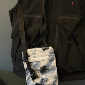 Stone Island Marina Vest - Very rare Stone Island vest for sale. The vest was bought from Stockmann on 9/2022, for which I have a receipt. The vest is goretex so you can use it even if it rains a little. The vest has a large hood and large side pockets. The vest comes with the