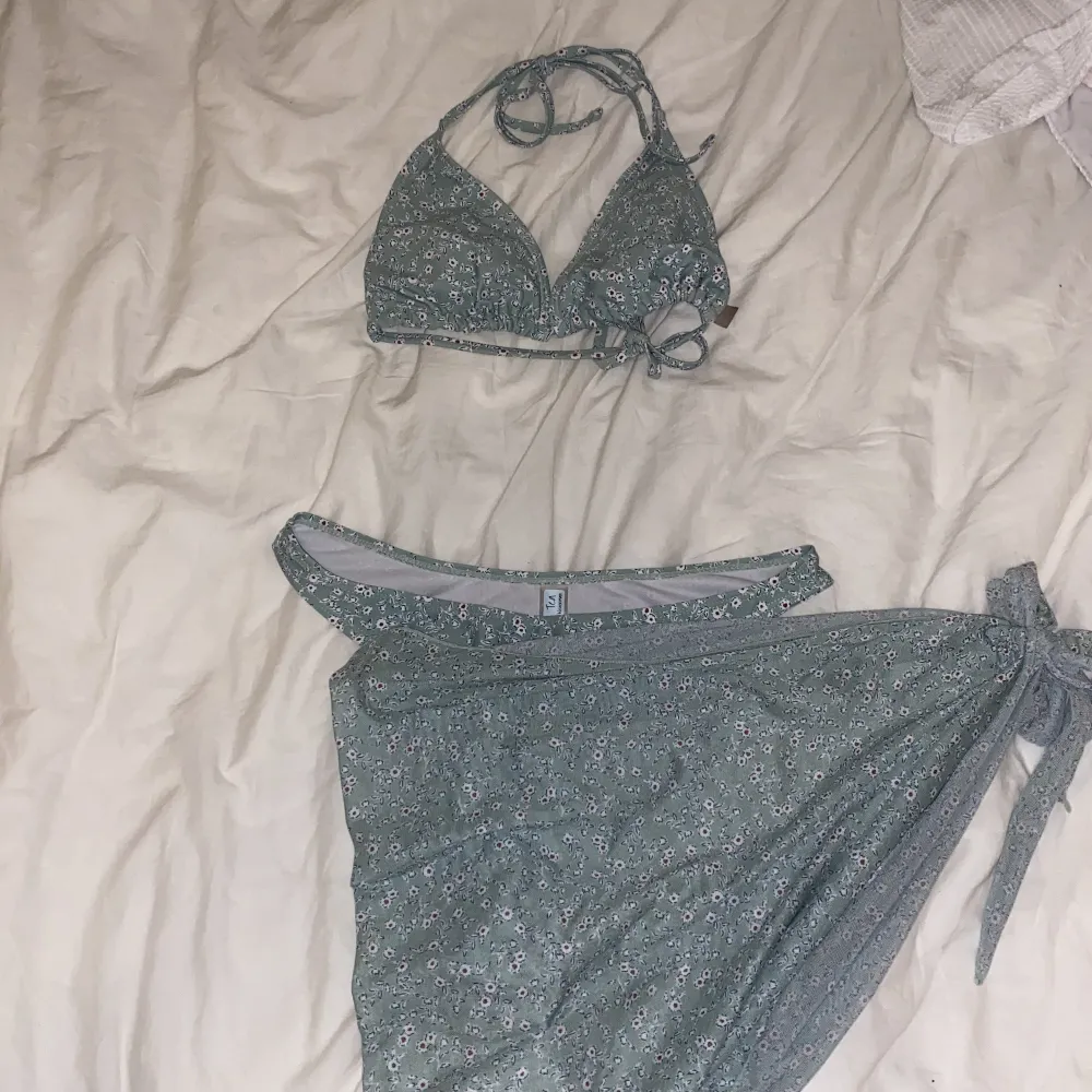 innehåller 2 bikinis med kjol, 1 linne, 1 par cykelbykor och en kjol, allt tillsammans säljs för 200 kr eller 40 kr styck. Övrigt.