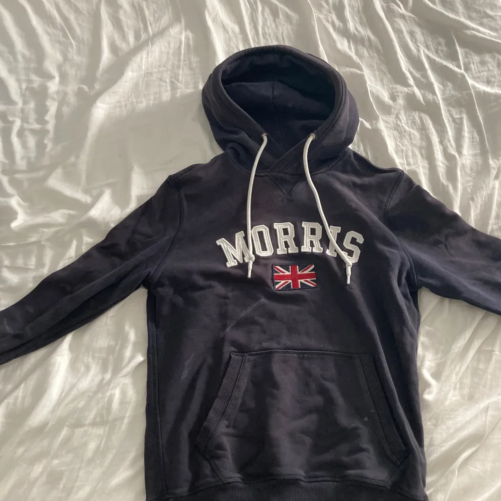 Säljer denna schyssta hoodie från Morris. Den har fått några färg fläckar som jag tror lätt går bort i handtvätt med vanish. Hör av dig vid fler frågor . Hoodies.