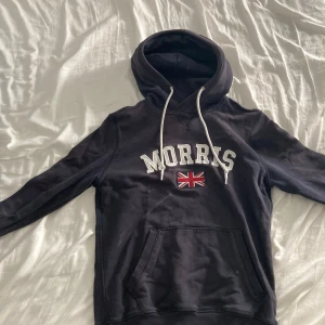 Morris Hoodie  - Säljer denna schyssta hoodie från Morris. Den har fått några färg fläckar som jag tror lätt går bort i handtvätt med vanish. Hör av dig vid fler frågor 