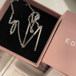 halsband ”N” - halsband som är liknande de ifrån maria nilsdotter i bokstav ”N” . Köpt här på plick oanvänt o säljs då de inte kommer till användning 
