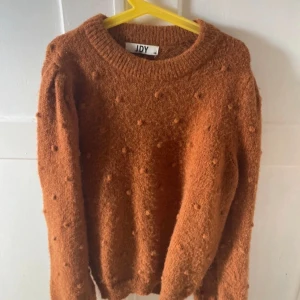Stickad tröja  - En superfin tröja som tar emot lite att sälja men den används inte längre så därav förtjänar någon annan att ta del av denna fina tröja💗 Skriv för fler bilder eller frågor