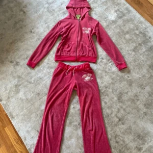 Röd Juicy Couture  - Fint skick röd ish lite rosa. Gammla loggan. Vet ej om det är äkta!