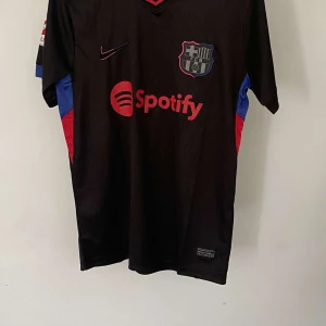 Barcelona tränings tröja 24/25 - Finns fler tröjor inne på mitt konto 