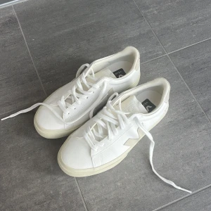 Vita sneakers från Veja - Veja sneakers, aldrig använda, köpta för 1695kr!