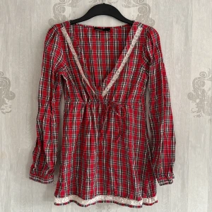 Sötaste blus från Vero Moda ❤️ - Så fin tunika från Veromoda! Söta spetsdetaljer. Storlek S. Använd endast en gång.  Jättefin till tex jul!!