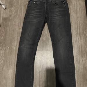 Svarta replay jeans storlek 31/32. Använt Max 4 gånger pga att dom var för små för mig.