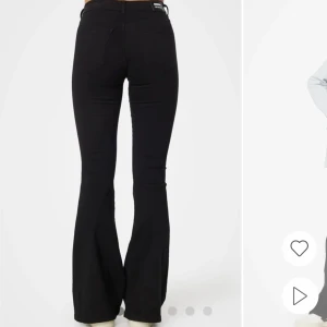 Low waist jeans - Köpte dessa jeans för 699kr men dom passar inte mig så säljer dom har använt dom endast en dag. Säljer för 500kr. 