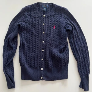 Ralph Lauren kofta - Väldigt fin ralph lauren kofta knappast använd. Inga hål eller liknande som visar på användande. Tröjan är i storlek L som barnstorlek vilket är åldrarna 12-14