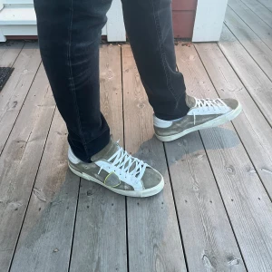 Phillipe model skor - Hej! Vi säljer nu dessa extremt sällsynta phillipe model skor | skick 8/10 | storlek 40 men sitter 41 | difekterna är design på skorna | skorna säljs nu för endast 1399!kr | OG box medkommer vid köp | hör av er vid minsta fundering⭐️ 