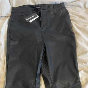 Säljer dessa då dom är stora på mig - Dom är helt nya med prislapp på 