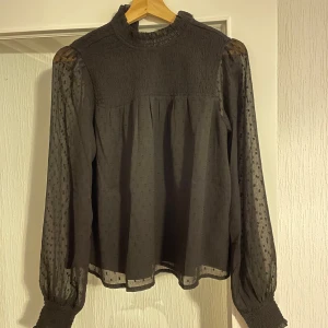 Svart blus - Svart fin blus. Helt ny, aldrig använd. Jättebra skick. Prislapp kvar.