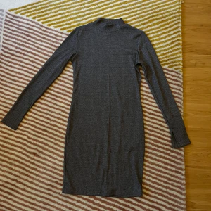 Grå klänning från Åhléns  - Grå klänning från Åhléns 