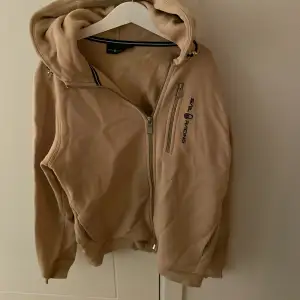 En snygg beige sail racing zip up hoodie i bra skick