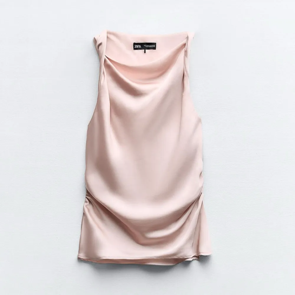 Rosa satin topp ifrån Zara, storlek M. Aldrig använd och prislappen är kvar . Toppar.