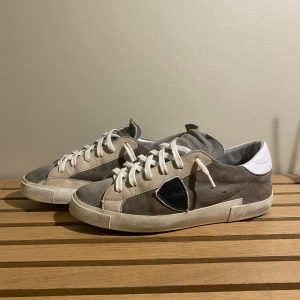 Philippe model skor - Säljer nu dessa riktigt snygga Philippe model skor som är i ett bra skick, det ör storlek 40 fast de passar bra på 41, hör av dig ifall du har frågor eller funderingar 