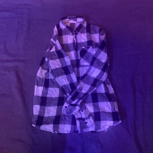 Flanell skjorta - Skjorta i helt okej skick, kan diskutera pris vid snabb affär. Skriv vid frågor