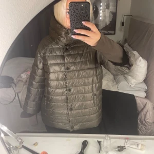 Dunjacka - SÅ snygg höst och dunjacka! Liknar herno jackorna💞🙌🏼 Storlek 36 