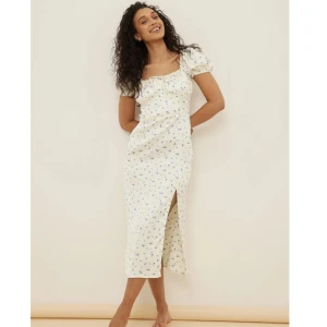 Blommig klänning - Säljer denna superfina klänning ifrån Sanna Jörnviks kollektion med NAKD förra året. Ordinarie pris 549kr. Fint skick men finns defekt av några trådar, skicka pm för bilder. Säljer för 200kr.