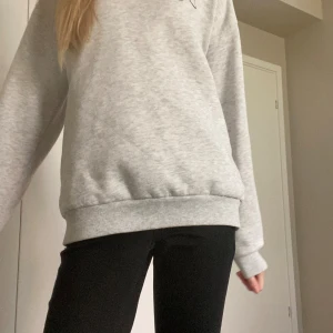 Ma chérie hoodie - En snygg ma chérie hoodie från Gina! Använd men inte sliten. Säljer pga att den inte kommer till användning längre!💗