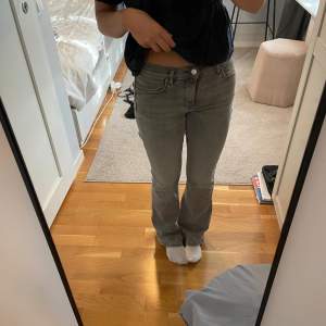 Jättefina gråa lågmidjade jeans🩷Endast använda två ggr!💕Säljer då jag har två par nästan identiska🩷