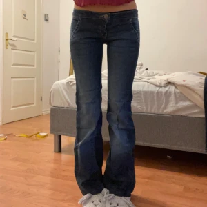 Jeans - Lågmidjade bootcut jeans från mango. Midjemått 37cm, innerbenslängd 79cm🤗❤️