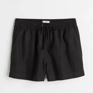 SVARTA LINNESHORTS - Svarta shorts i linne från HM. Storlek S men passar också M.