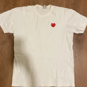 Comme des Garçons T shirt - Comme des Garçons T shirt i väldigt fint skick, det enda som ser sådär ut e lappen som har lite trådar som sticker ut, inget som syns när man använder dock💗💗
