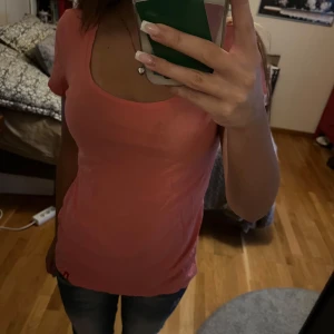 Rosa u-ringad esprit tröja  - Jättefin rosa esprit t-shirt som tyvärr inte kommer till användning längre. Endast använt ett fåtal gånger.