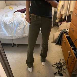 Lågmidjade jeans - Så snygga gröna/grå lågmidjade jeansen! Midjemått 38 cm och innerbenslängd 82 cm