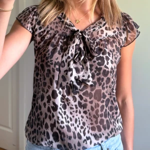 Leopard blus - perfekt skick