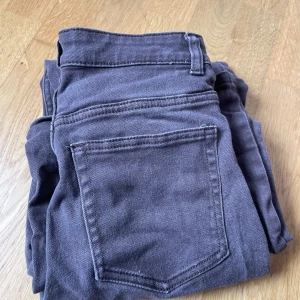 Bruna jeans  - Bruna highwaist straight jeans, använd ett fåtal gånger, Storlek 36