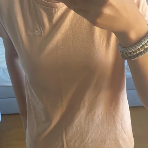 Rosa/beige basic t-shirt - Bra skick och ser ut som ny. Kan användas som vanligt eller under tjocktröjor. Väldigt tunt och luftande material.