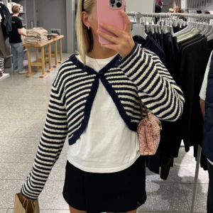 Cardigan - Superfin cardigan från zara! Använd en gång!😊