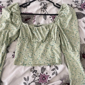 Blommig blus - Tajt blus men puffiga ärmar, Använd ett par gånger, Storlek 34