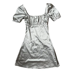 Satinklänning  - Söt miniklänning från H&M. Nyskick, den är aldrig använd enbart provad. Storlek: XXS