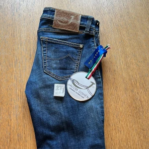 Jakob Cohen jeans - Feta jeans med storlek 27 men passar större, upp Till 28-29. Längd 162-170 ungefär. Använda 3 grg och allt på bilden medkommer vid köp! nypris runt 4000kr! Mitt pris 1049kr! Priset är diskuterbart, ba o ställa frågor om ni är sugna!