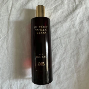 Zara parfym hypnotic vanilla bloom - Parfym från Zara, Tror jag har använt den max 2 gånger. På andra bilden kan man se att vättskan går iprinsip ända upp. 80 ml, nypris 279kr. Köpt för kanske tre månader sedan.